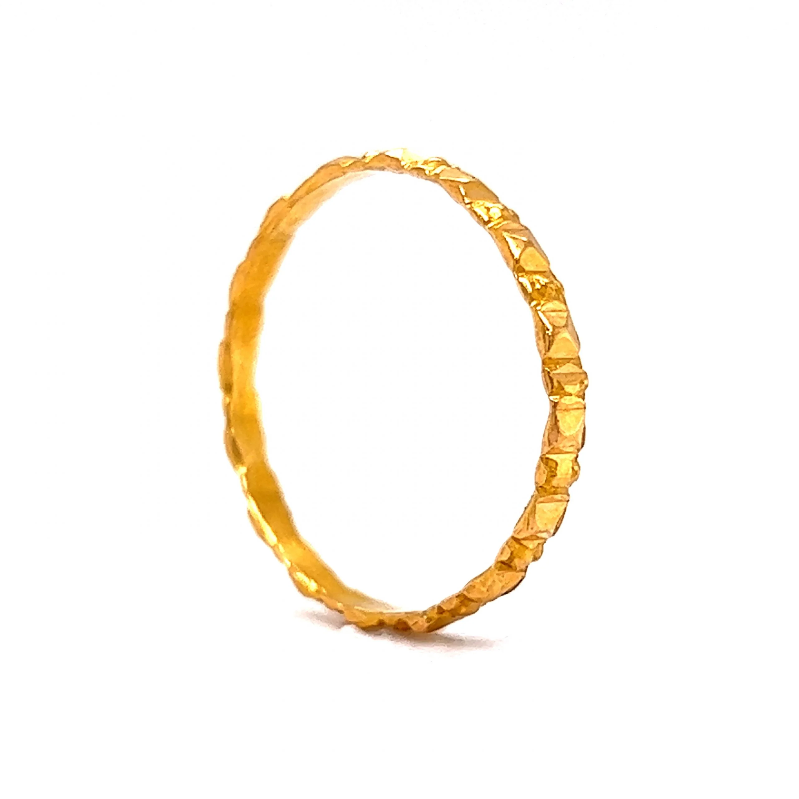 Men's Vintage Textured Wedding Band in 18k Yellow Gold - Image 5