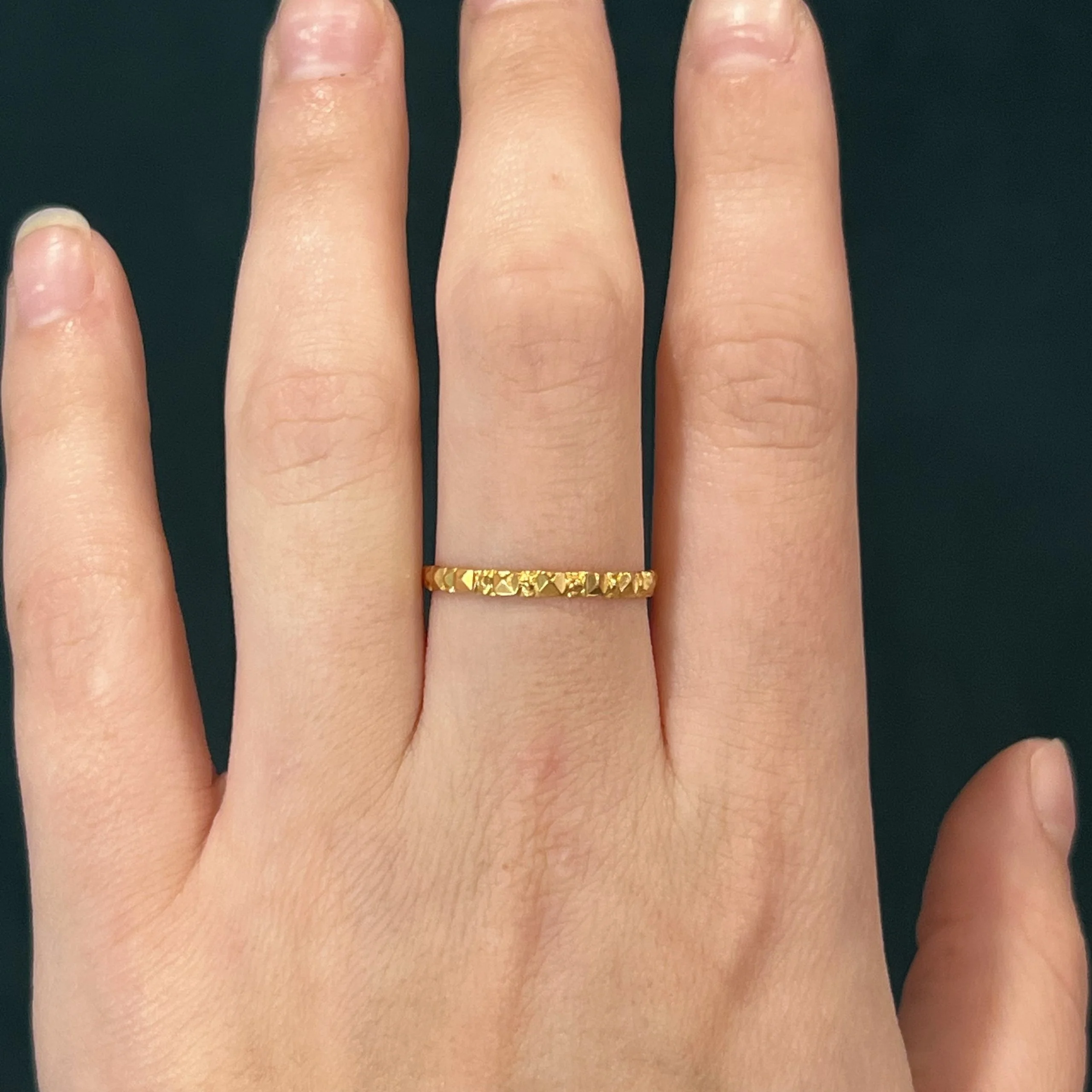 Men's Vintage Textured Wedding Band in 18k Yellow Gold - Image 6