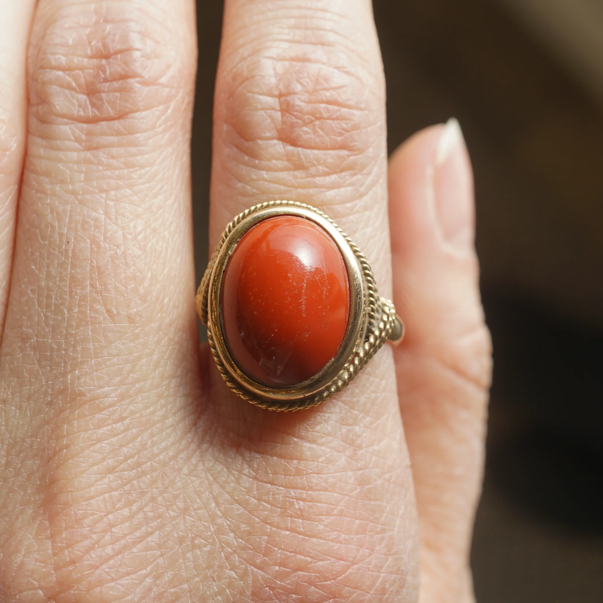 Mid-Century Coral Cocktail Ring in 18k Yellow Gold - Image 6