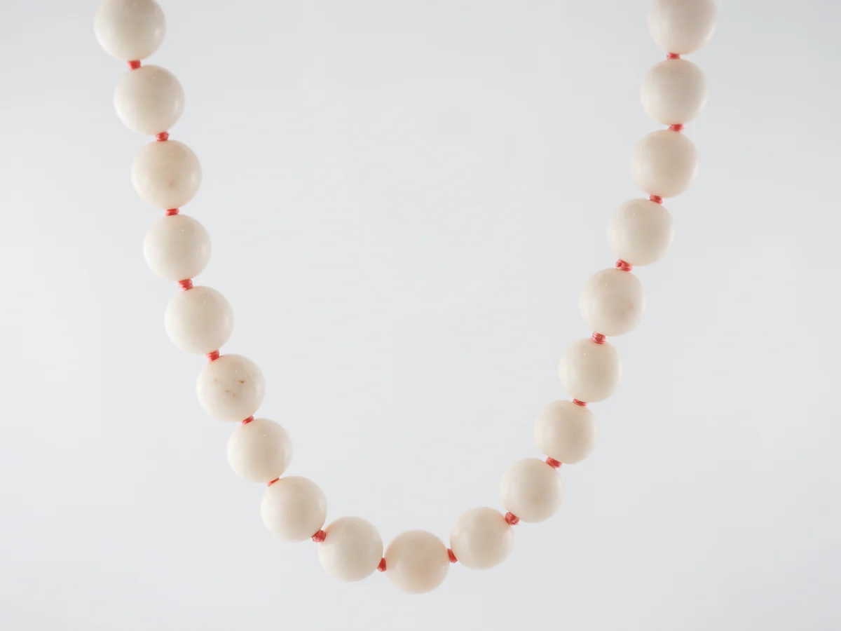 Mid-Century Coral Necklace in 14k Yellow Gold - Image 2
