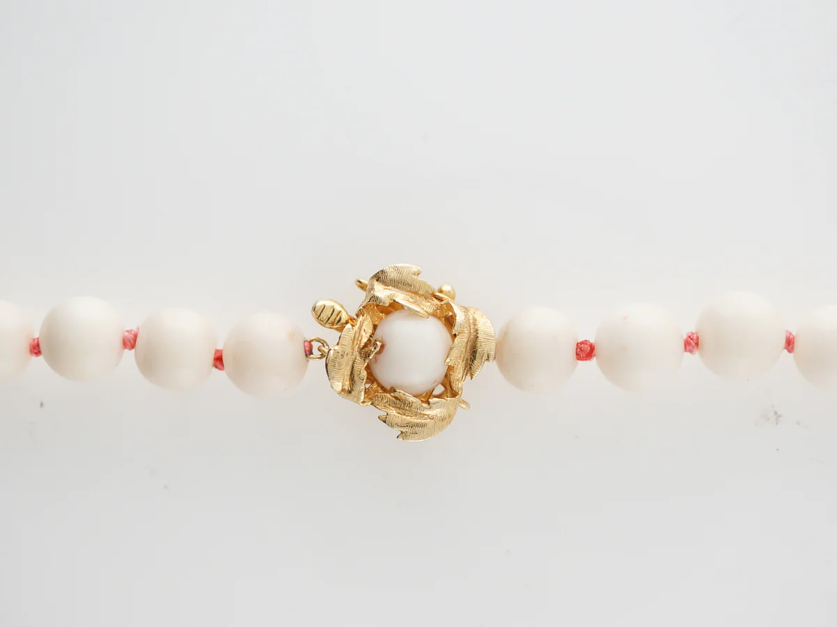 Mid-Century Coral Necklace in 14k Yellow Gold - Image 3