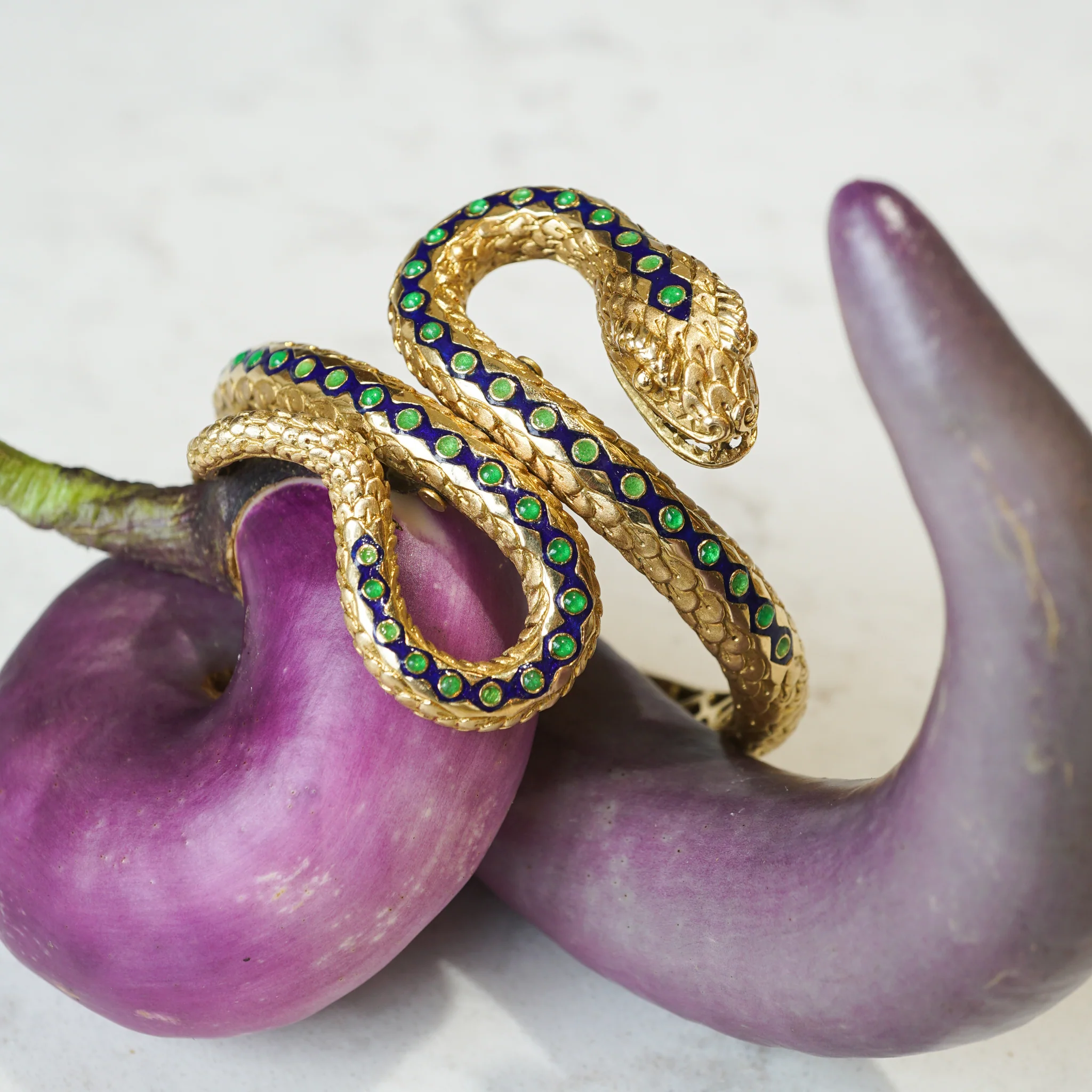Mid-Century Emerald Snake Bracelet in 18k Yellow Gold - Image 4