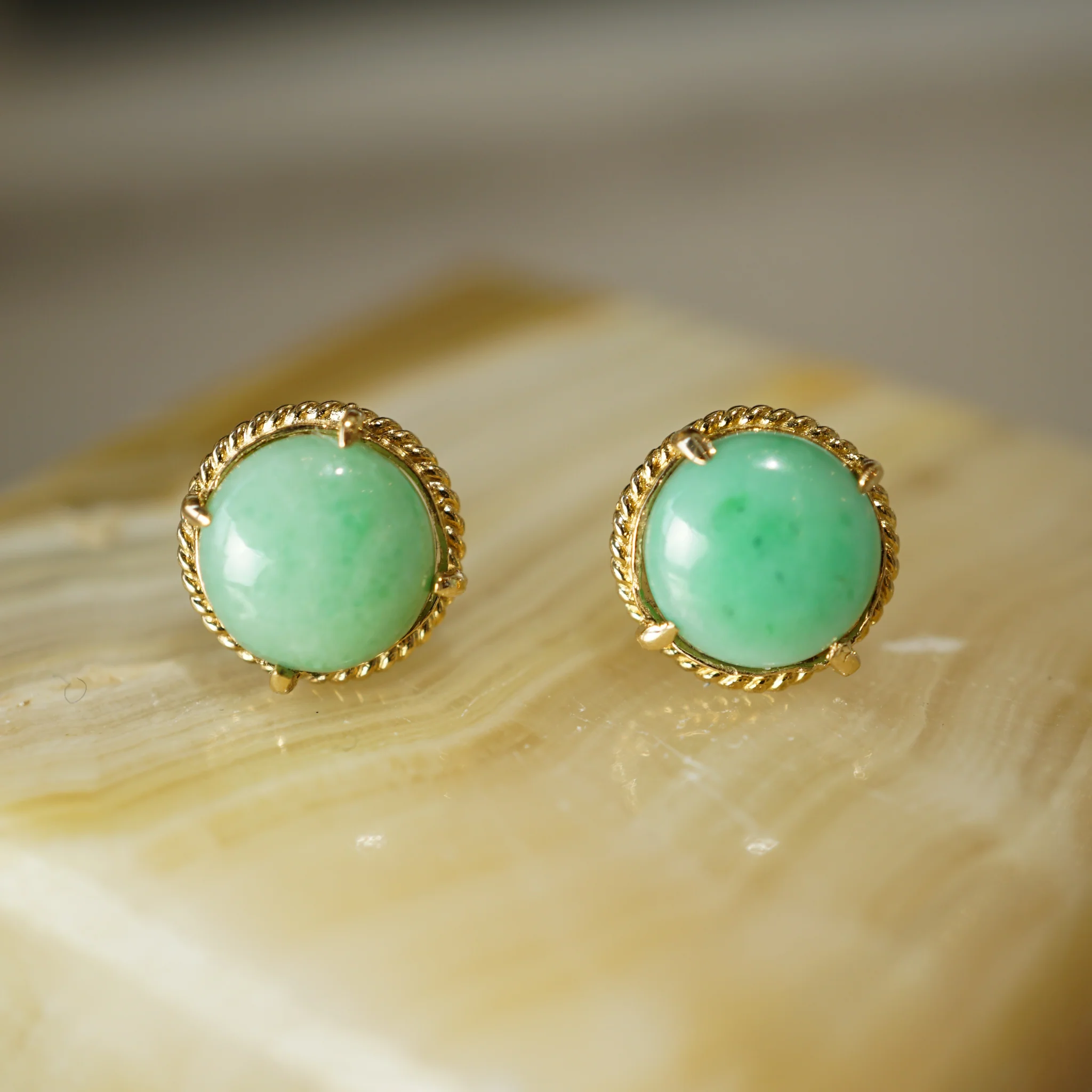 Mid-Century Round Jade Stud Earrings in 18k Yellow Gold - Image 4