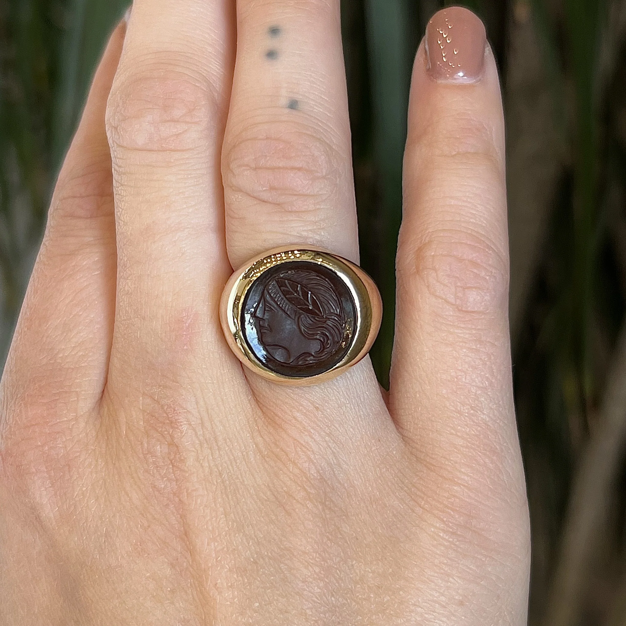 Mid-Century Sardonyx Intaglio Cocktail Ring in 10k Yellow Gold - Image 6