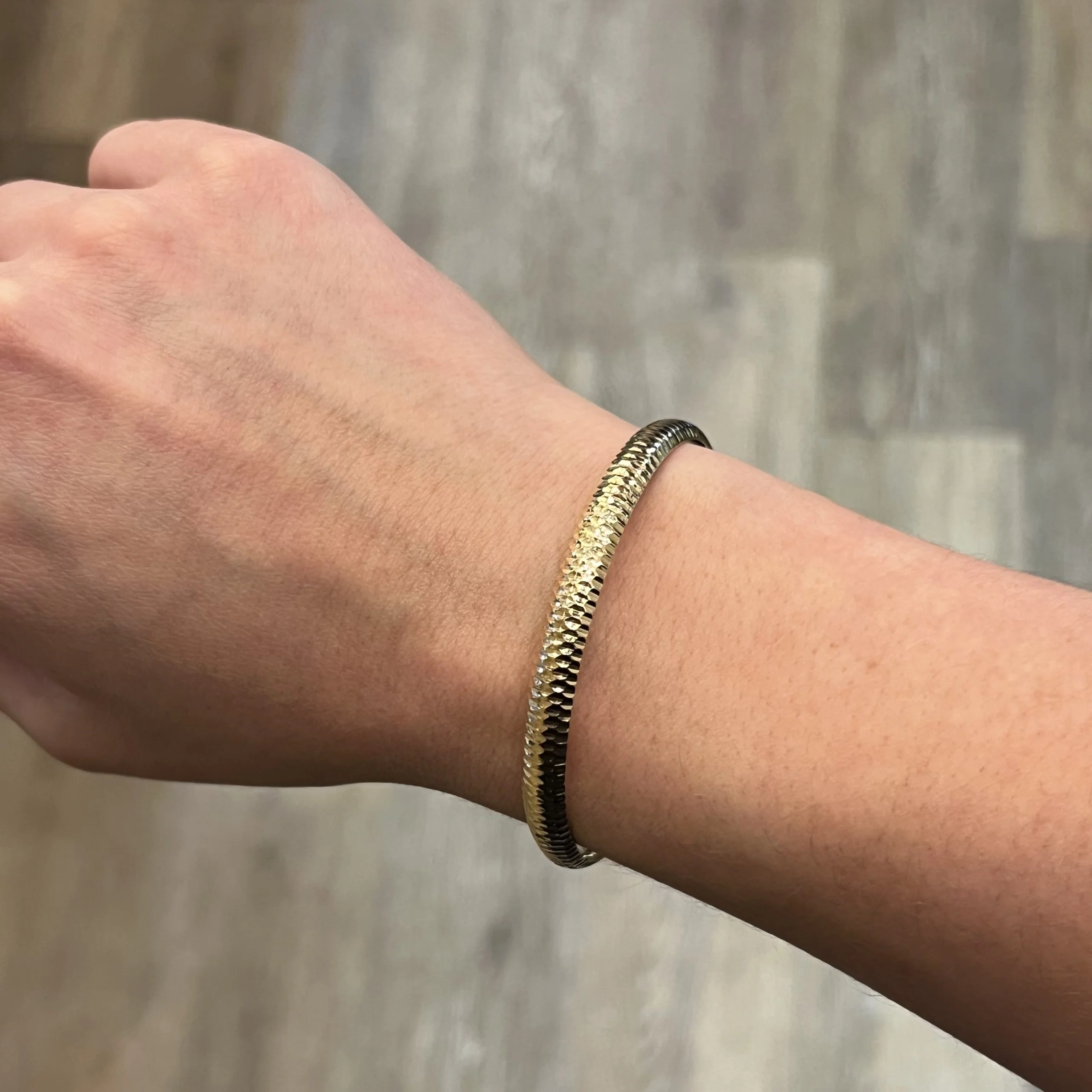 Mid-Century Textured Bangle Bracelet in 14k Yellow Gold - Image 4