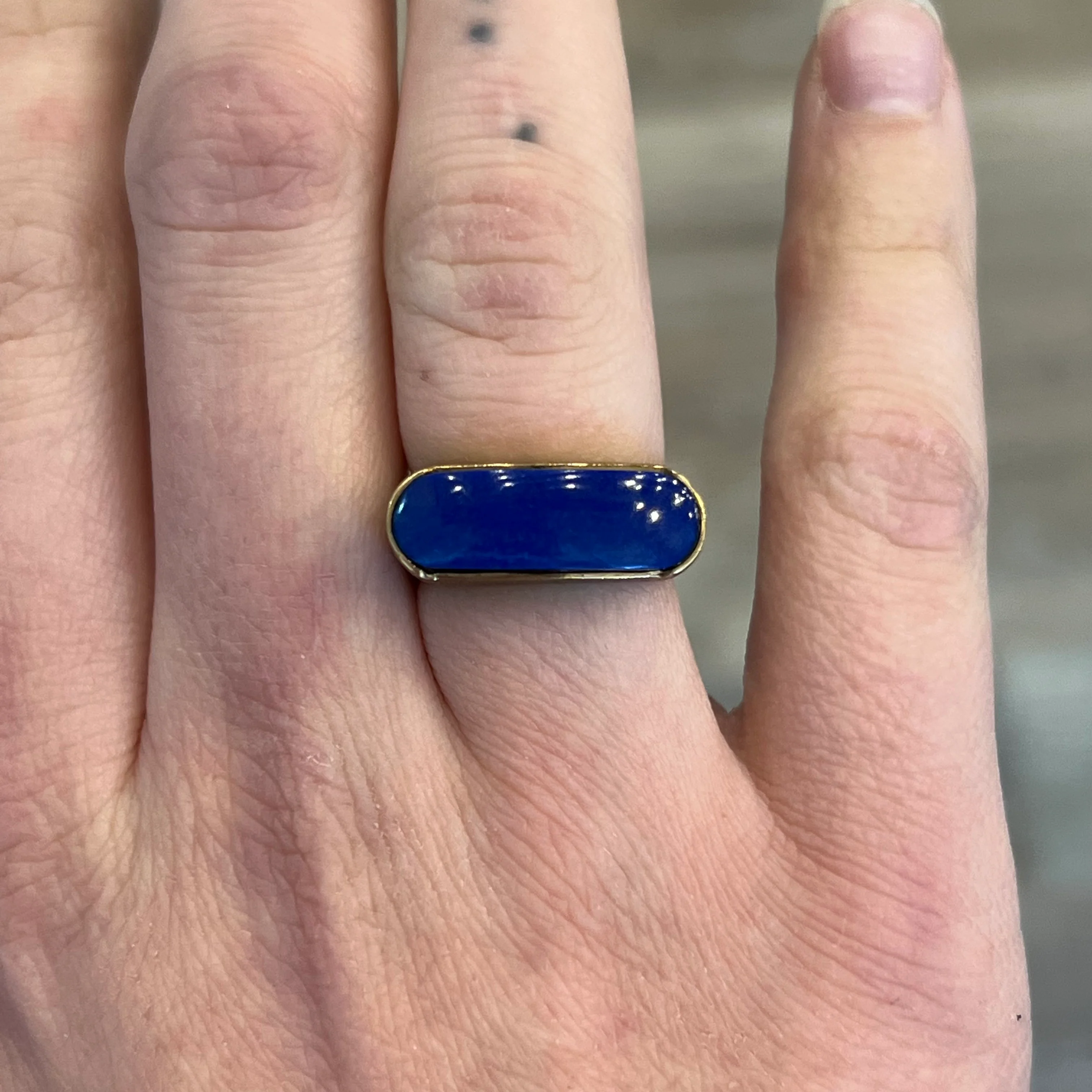 Mid-Century Textured Lapis Saddle Ring in 14k Yellow Gold - Image 6