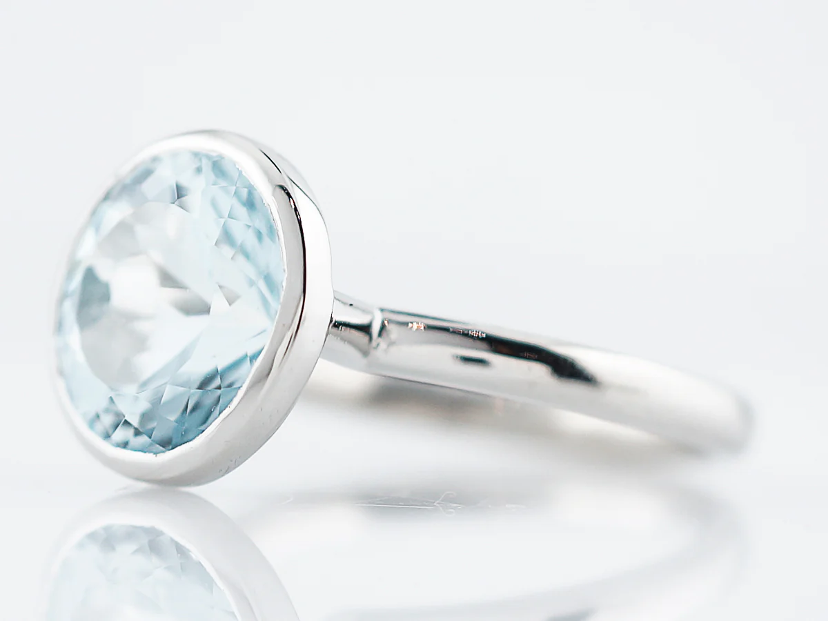 Modern 4.45 Round Brilliant Cut Aquamarine Ring in Platinum - Image 2
