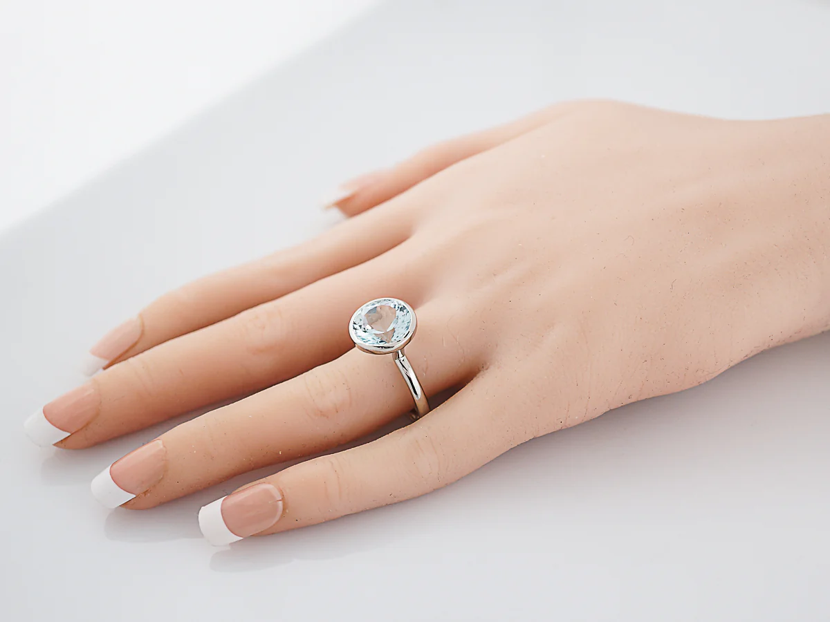 Modern 4.45 Round Brilliant Cut Aquamarine Ring in Platinum - Image 8