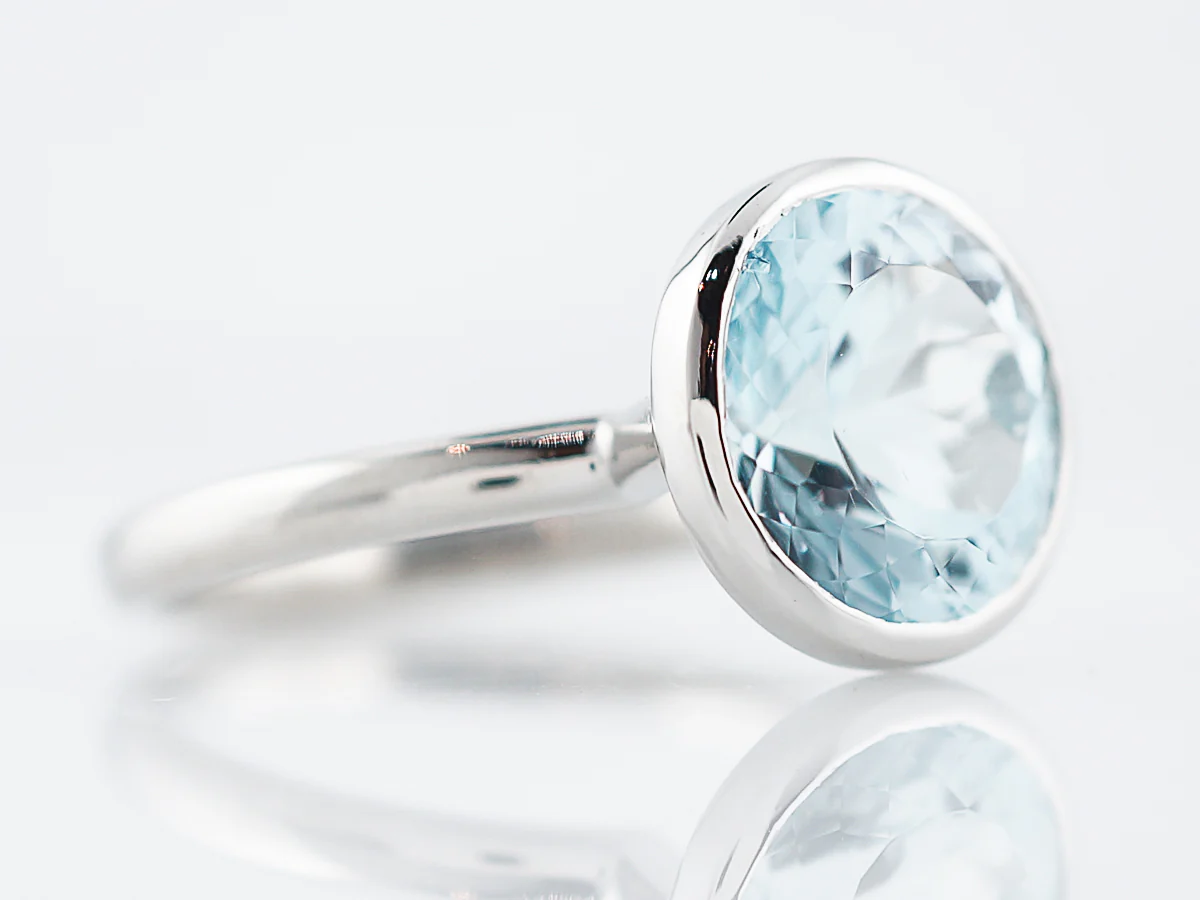 Modern 4.45 Round Brilliant Cut Aquamarine Ring in Platinum - Image 4