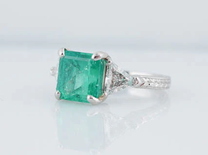 Modern Art Deco 2.90 ct Square Emerald Ring with Trilliant Diamonds in Platinum - Image 2