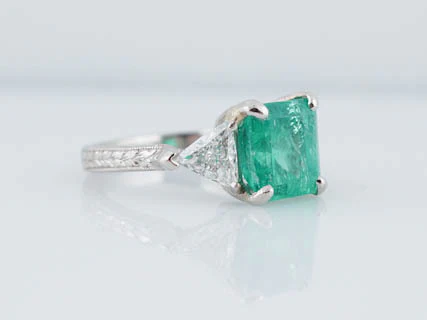 Modern Art Deco 2.90 ct Square Emerald Ring with Trilliant Diamonds in Platinum - Image 3