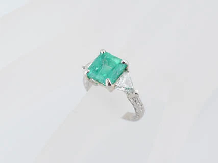 Modern Art Deco 2.90 ct Square Emerald Ring with Trilliant Diamonds in Platinum - Image 4