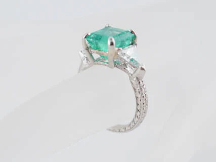 Modern Art Deco 2.90 ct Square Emerald Ring with Trilliant Diamonds in Platinum - Image 5