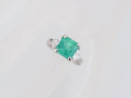 Modern Art Deco 2.90 ct Square Emerald Ring with Trilliant Diamonds in Platinum - Image 6