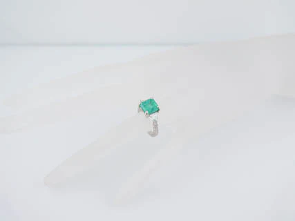 Modern Art Deco 2.90 ct Square Emerald Ring with Trilliant Diamonds in Platinum - Image 7