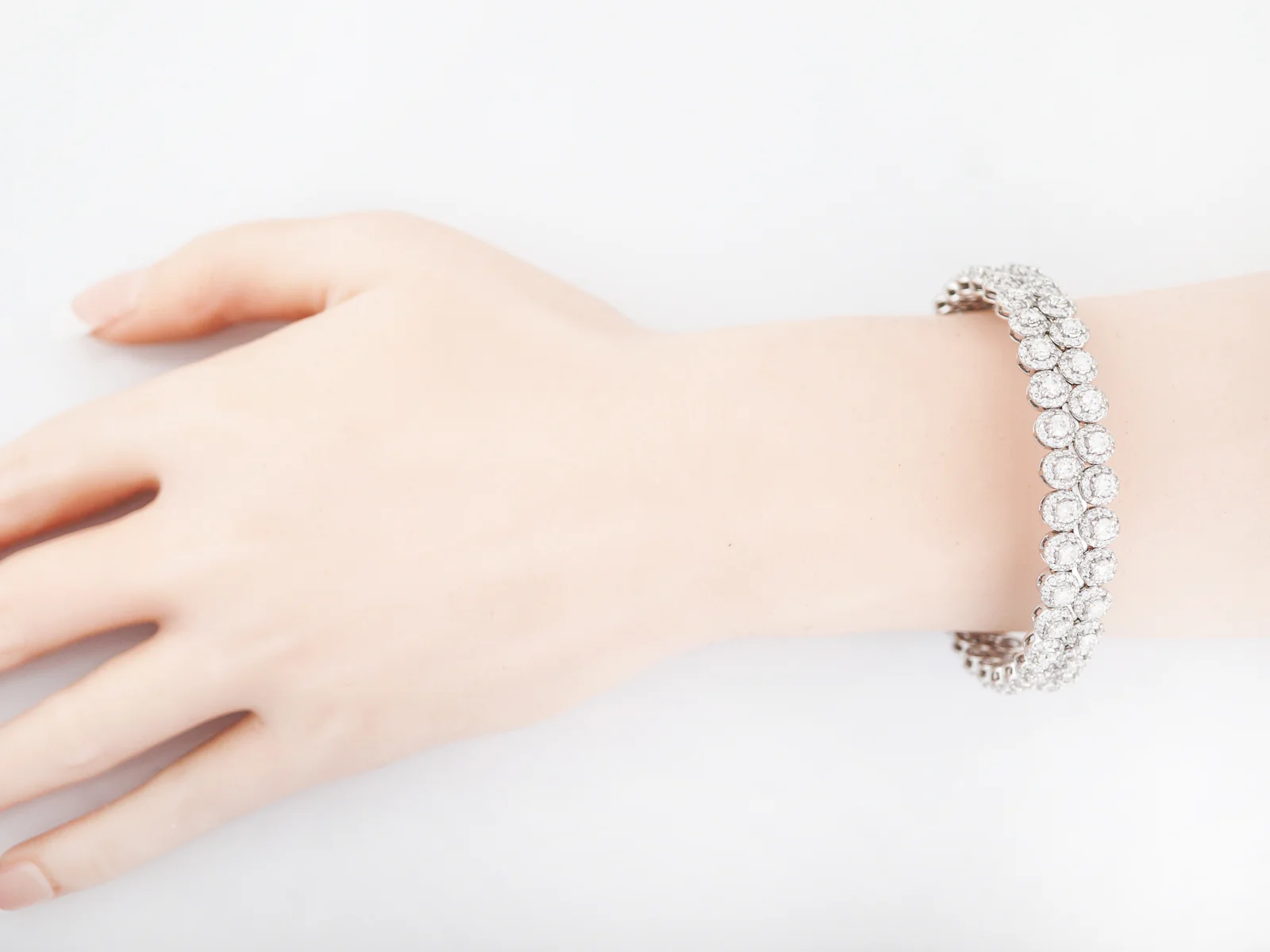 Modern Bracelet 10.40 Round Brilliant Cut Diamonds in 18K White Gold - Image 4