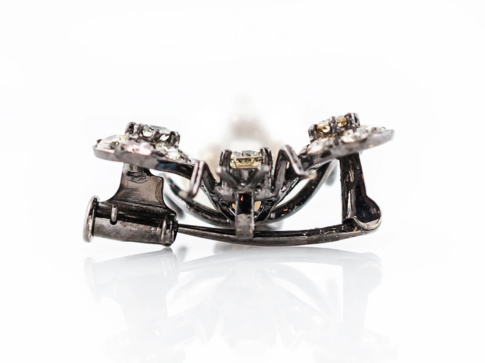 Bug Pin Pearl & Round Brilliant Cut Diamonds in 18k Gold - Image 2
