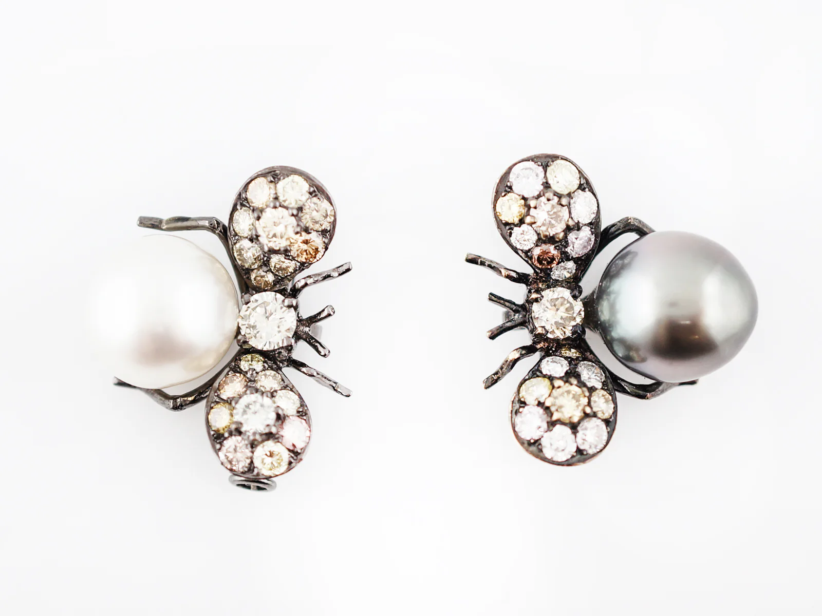 Bug Pin Pearl & Round Brilliant Cut Diamonds in 18k Gold - Image 3