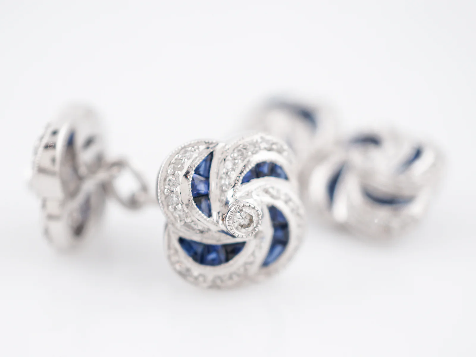 Modern Cufflinks 2.19 Sapphire & Diamonds in Platinum - Image 3