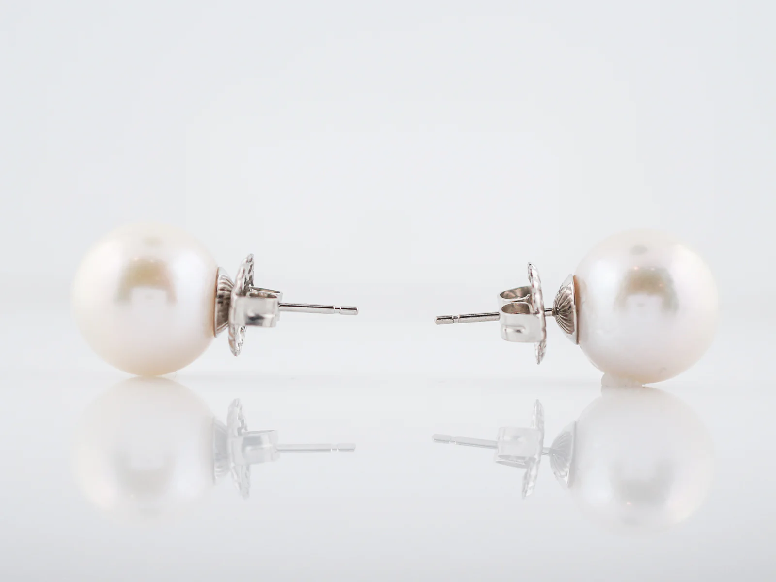 Modern Earrings Pearls in 18k White Gold - Image 3
