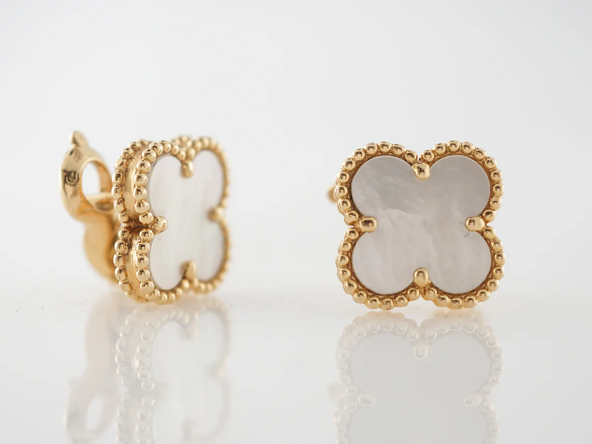 Modern Earrings Van Cleef & Arpel Mother of Pearl in 18k Yellow Gold - Image 2