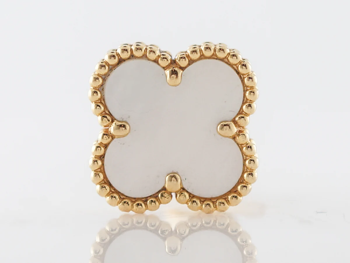 Modern Earrings Van Cleef & Arpel Mother of Pearl in 18k Yellow Gold - Image 3