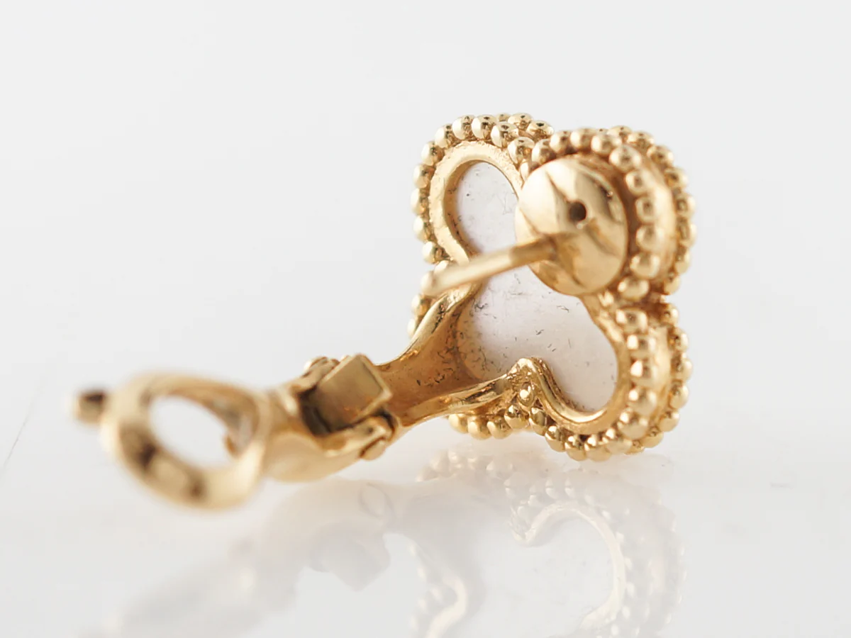 Modern Earrings Van Cleef & Arpel Mother of Pearl in 18k Yellow Gold - Image 4