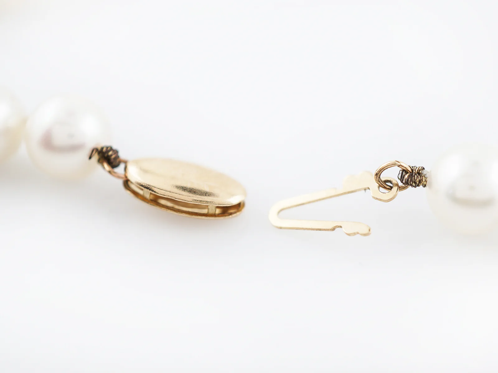 Modern Necklace Pearls in 14k Yellow Gold - Image 4