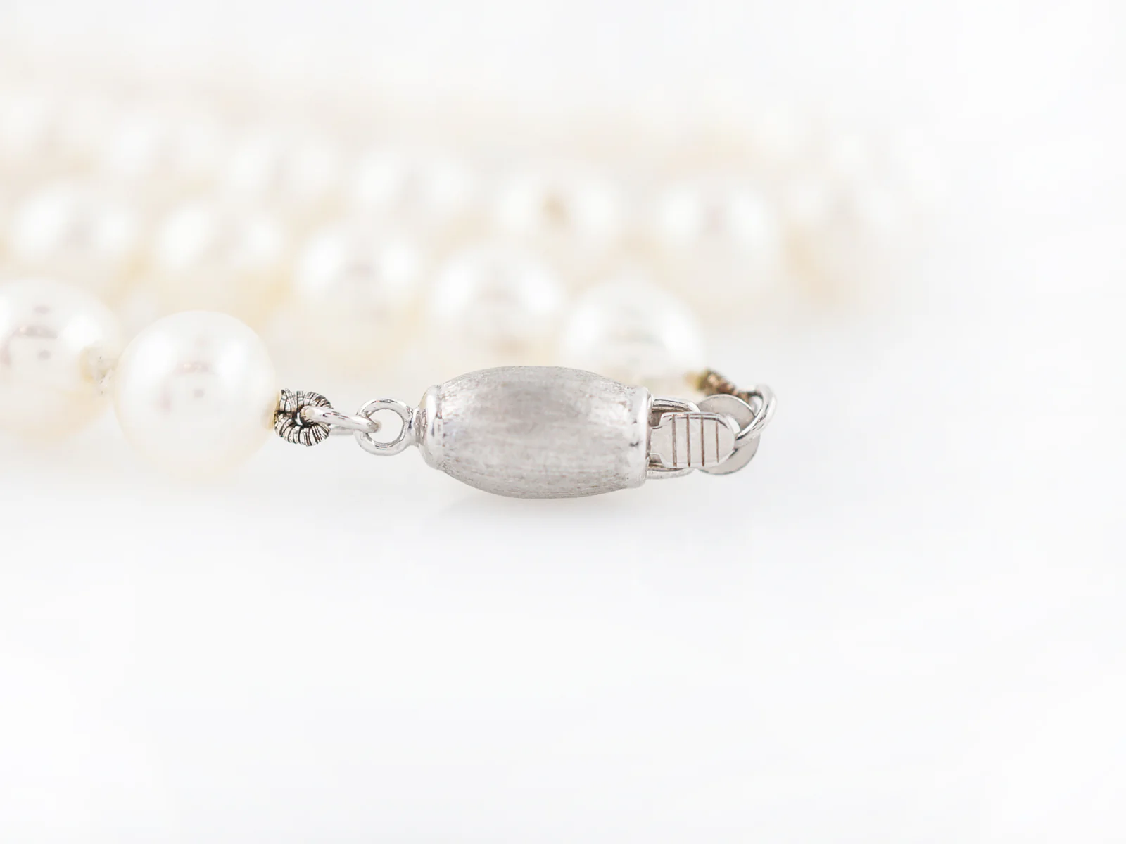 Modern Pearl Necklace in 14k White Gold - Image 3