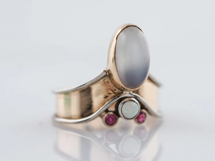 Modern Right Hand Ring 2.02ct Cabochon Cut Moonstone in 14k Yellow Gold - Image 2