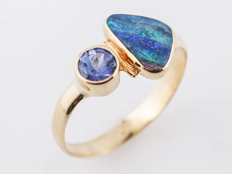 Modern Right Hand Ring .75 Black Opal Doublet & .67 Round Brilliant Cut Purple Sapphire in 18k Yellow Gold - Image 4