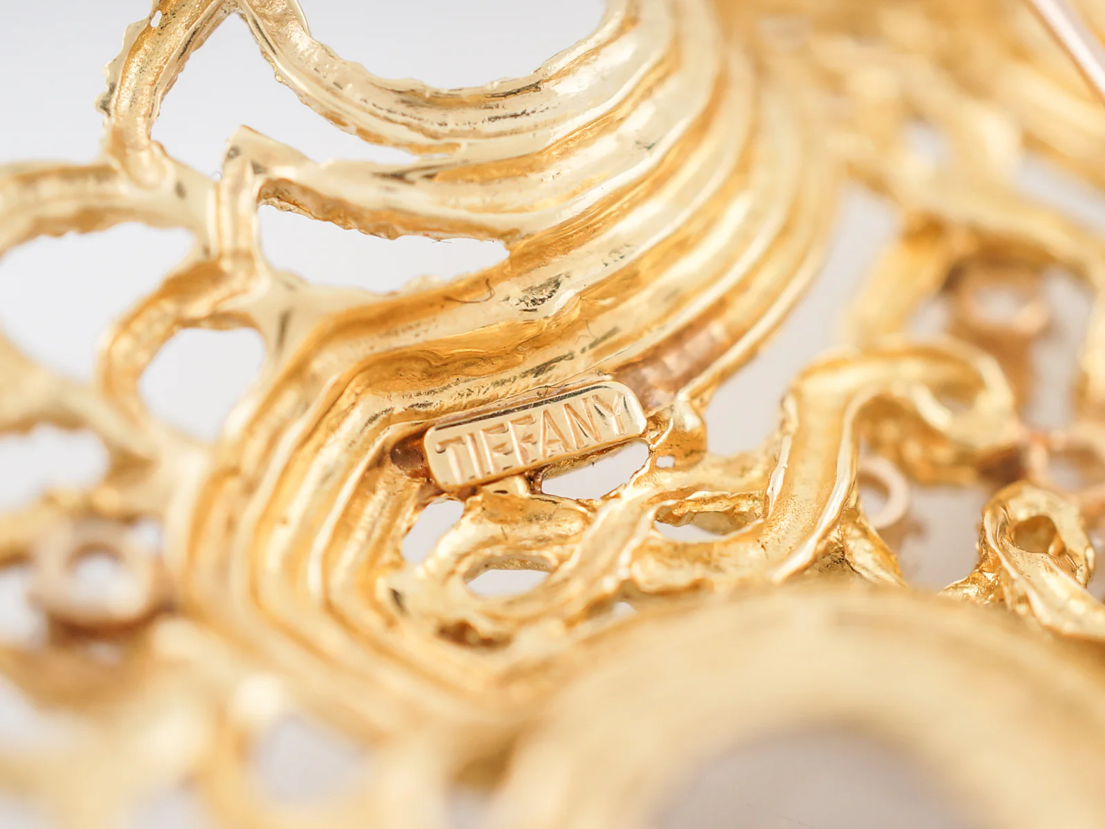 Modern Tiffany & Co Cross Pin 2.08 carats Round Brilliant Cut Diamonds in 18k Yellow Gold - Image 4