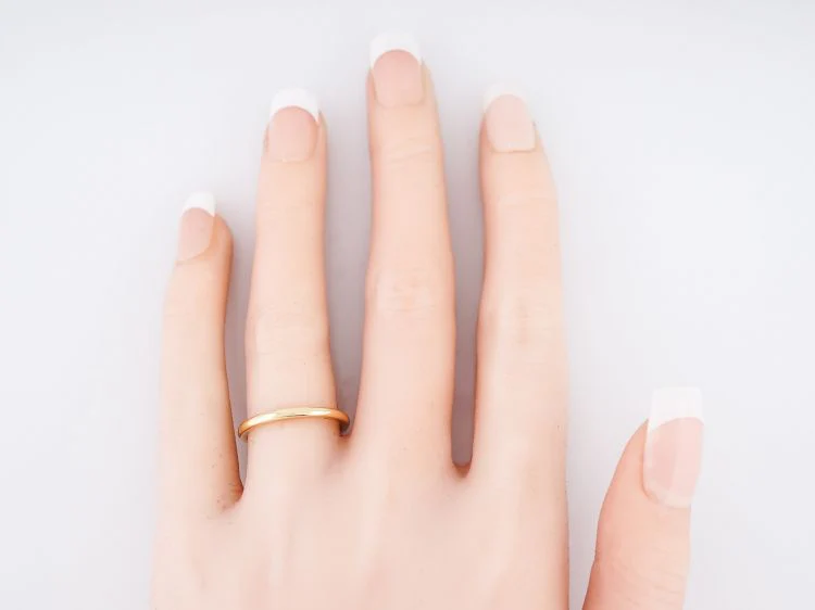 Modern Tiffany & Co Wedding Band in 18k Yellow Gold - Image 6
