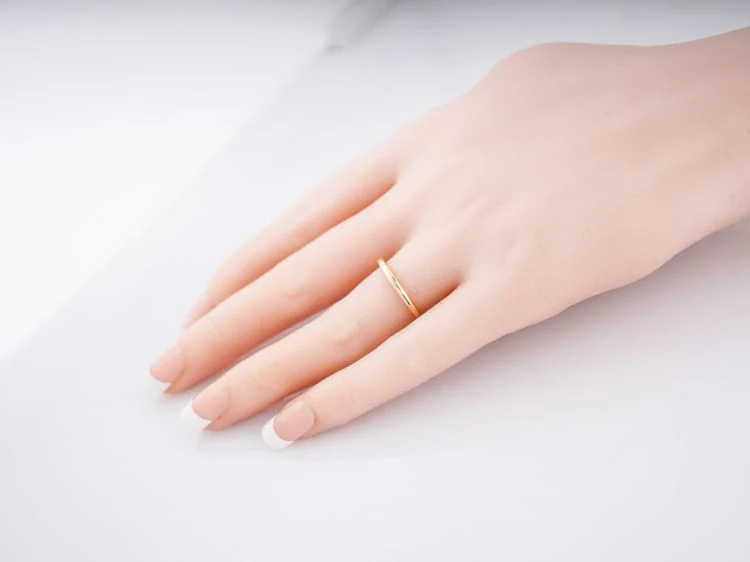 Modern Tiffany & Co Wedding Band in 18k Yellow Gold - Image 7