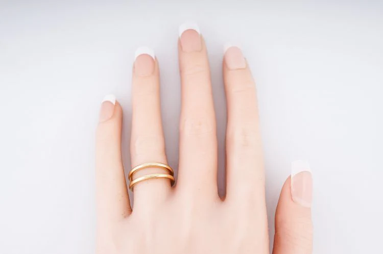Modern Tiffany & Co Wedding Band in 18k Yellow Gold - Image 8