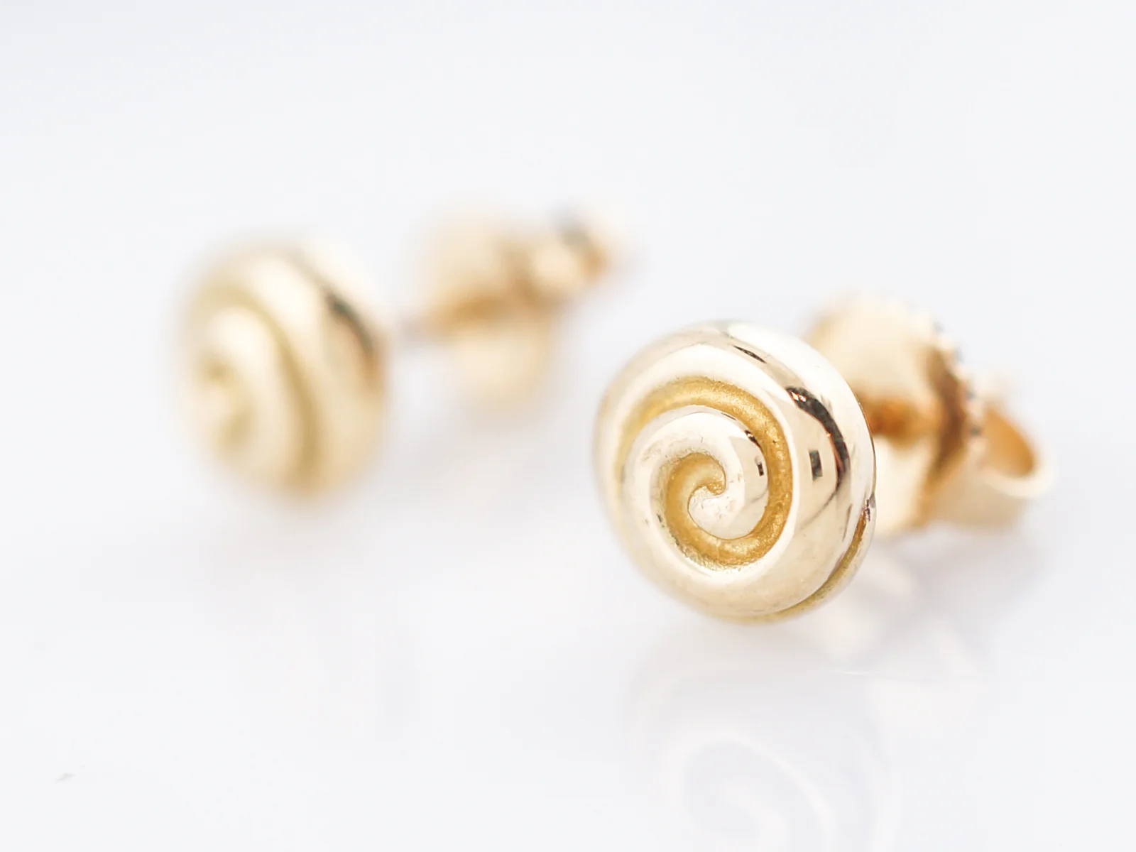 Modern Tiffany & Company Earrings in 18k Yellow Gold - Image 2