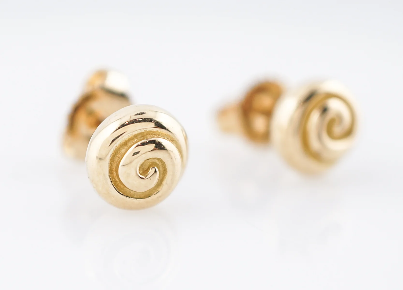 Modern Tiffany & Company Earrings in 18k Yellow Gold - Image 3