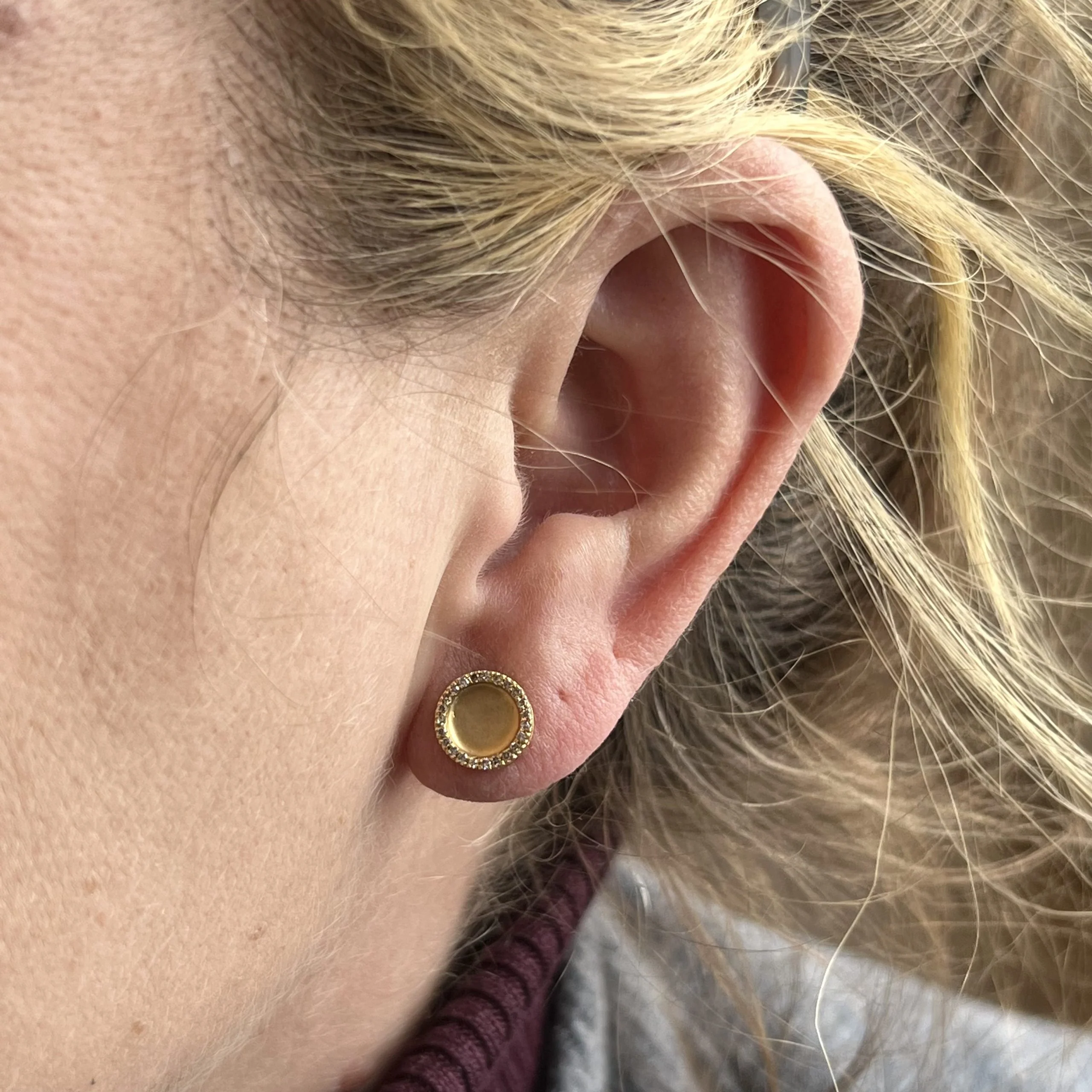 Pave Diamond Edge Circle Stud Earrings in 14k Yellow Gold - Image 4