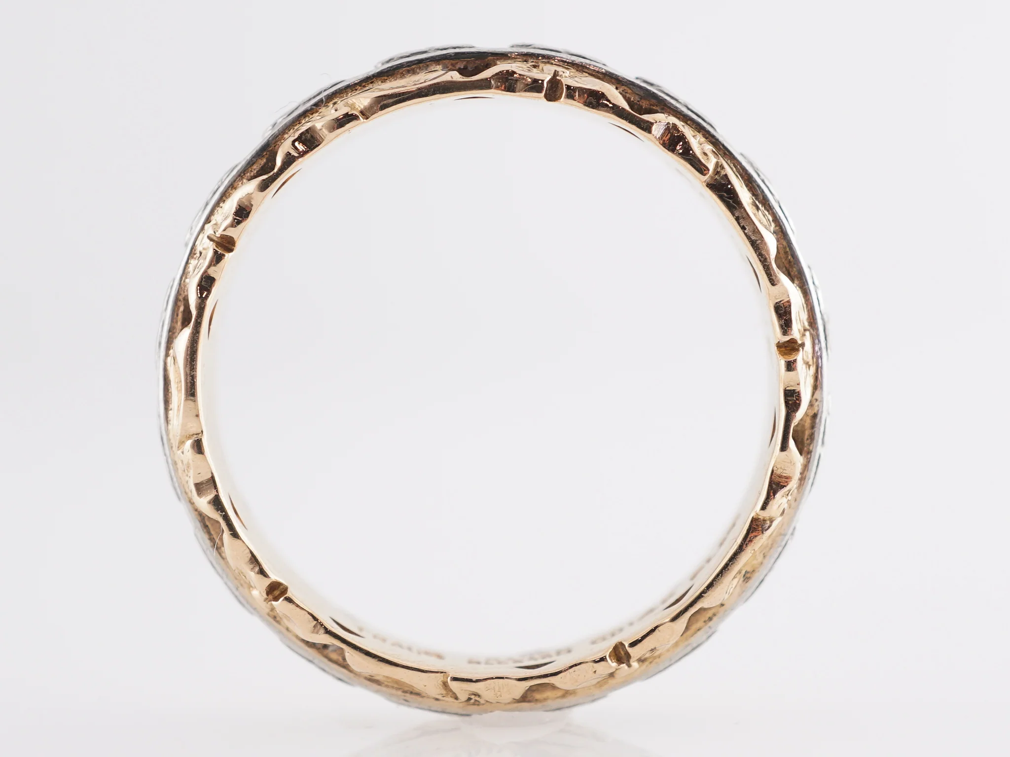 Retro Two-Tone Engraved Wedding Band in Gold and Platinum - Image 2