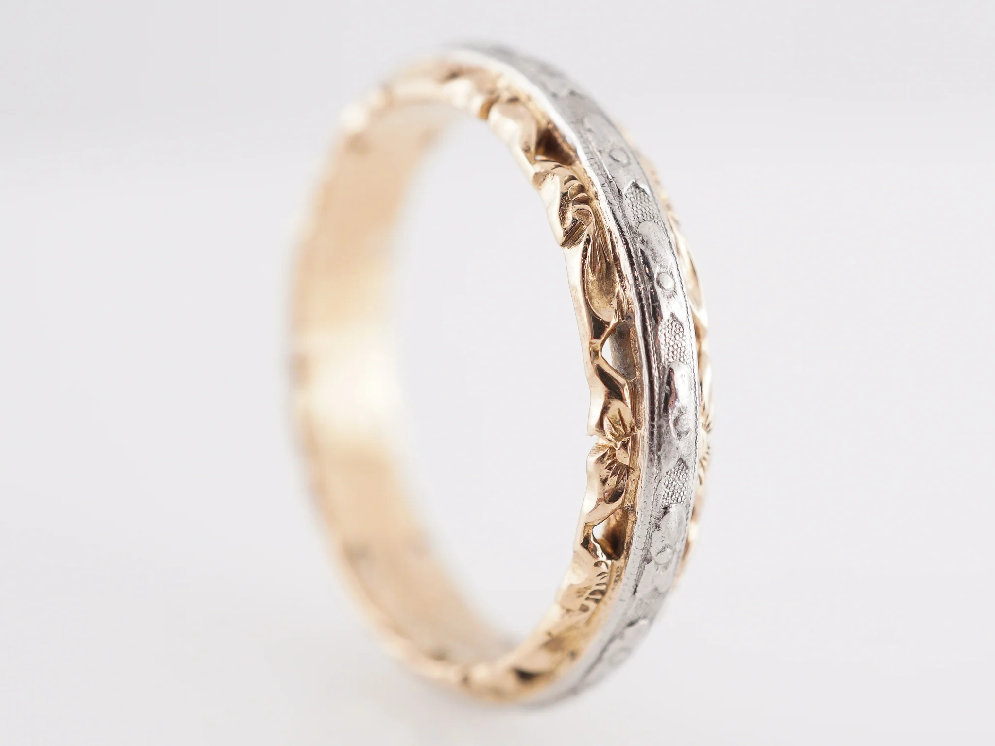Retro Two-Tone Engraved Wedding Band in Gold and Platinum - Image 3
