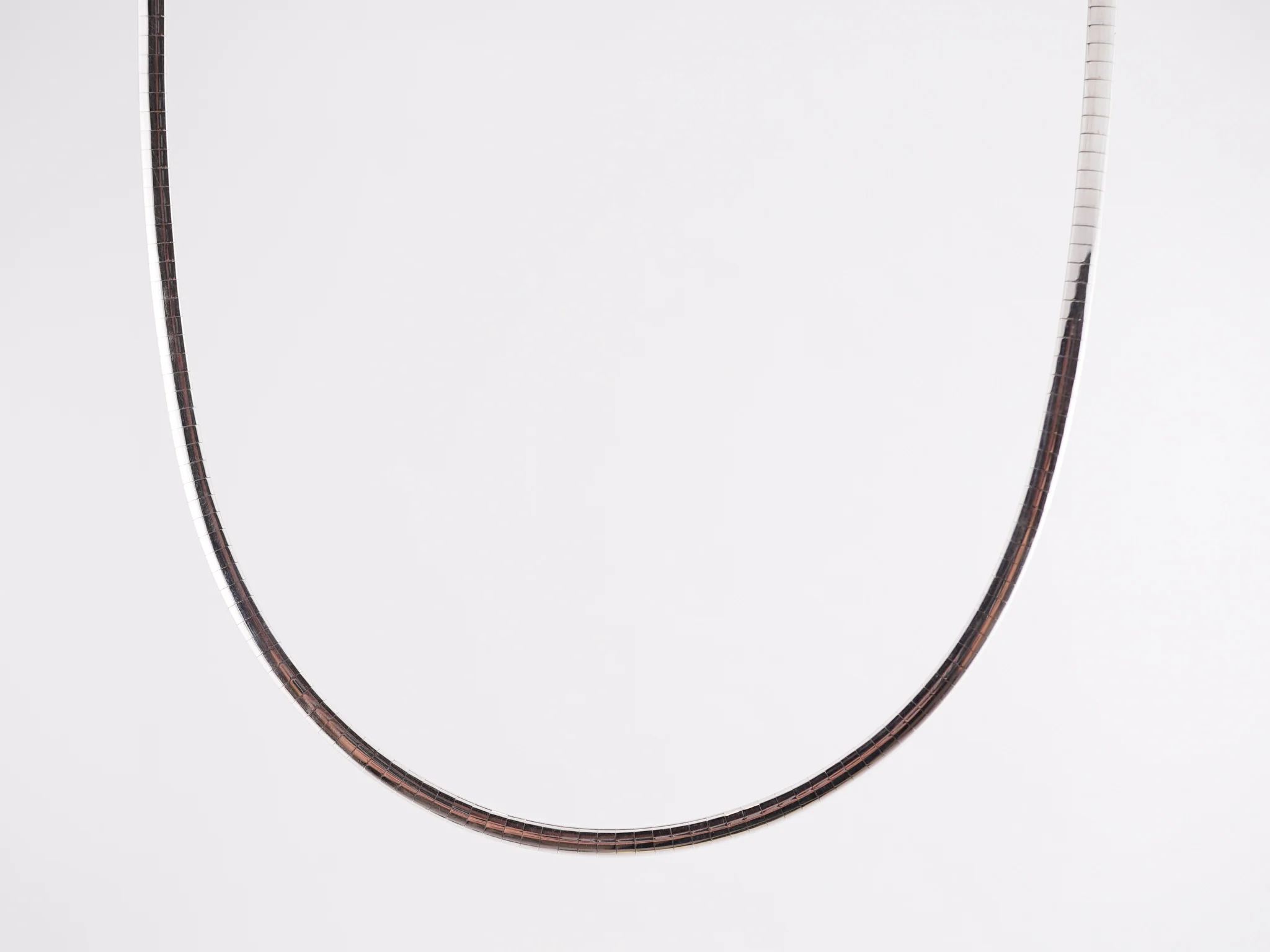 Reversible Omega Necklace in 14k Yellow and White Gold - Image 2