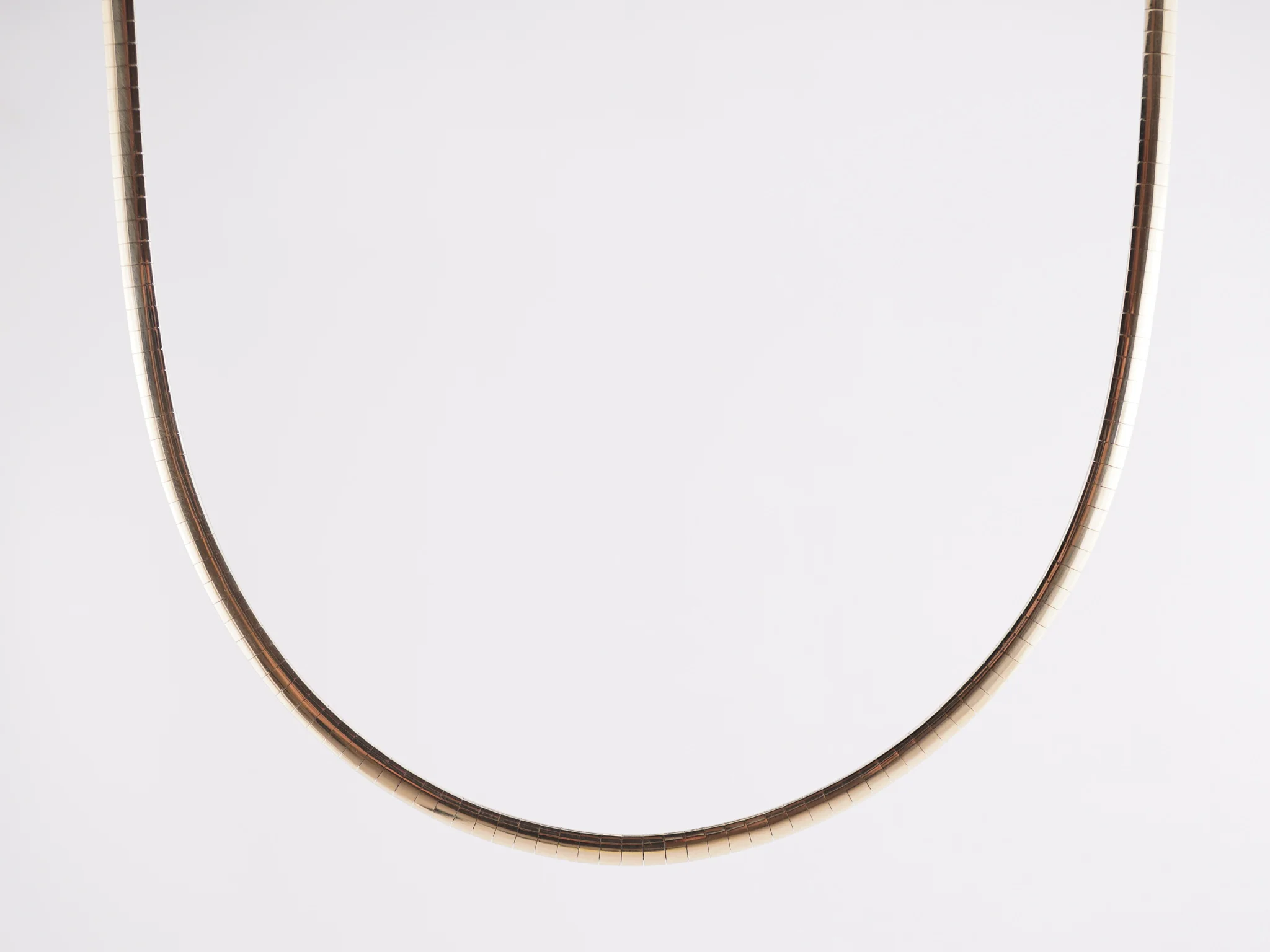 Reversible Omega Necklace in 14k Yellow and White Gold - Image 3