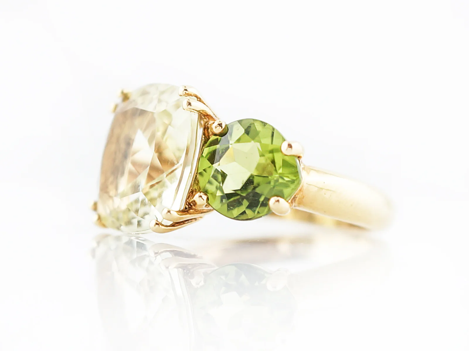 Right Hand Ring Modern 5.10 Cushion Cut Quartz & Round Cut Peridot in 18k Yellow Gold - Image 2