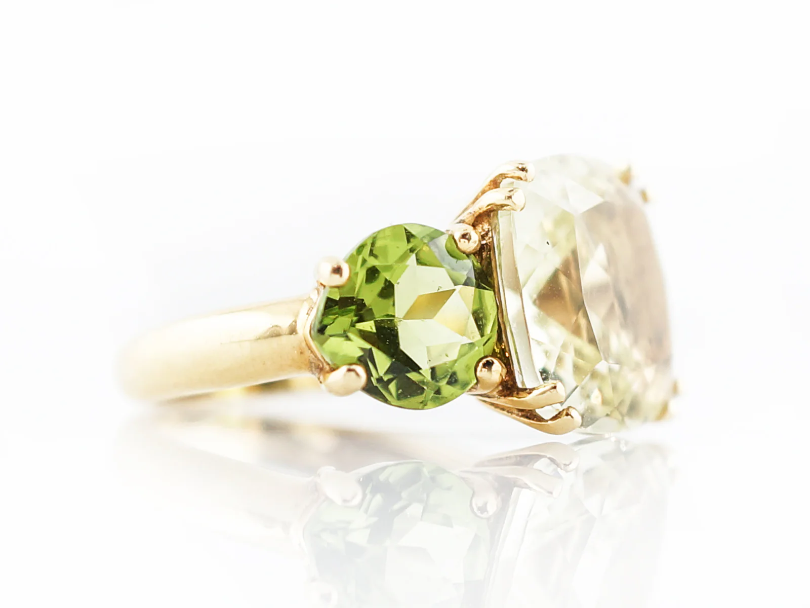 Right Hand Ring Modern 5.10 Cushion Cut Quartz & Round Cut Peridot in 18k Yellow Gold - Image 3