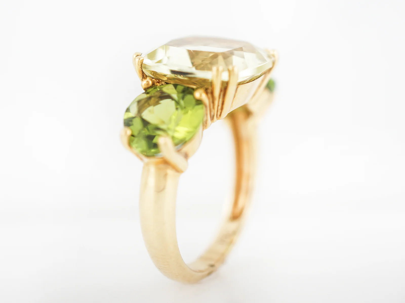 Right Hand Ring Modern 5.10 Cushion Cut Quartz & Round Cut Peridot in 18k Yellow Gold - Image 5