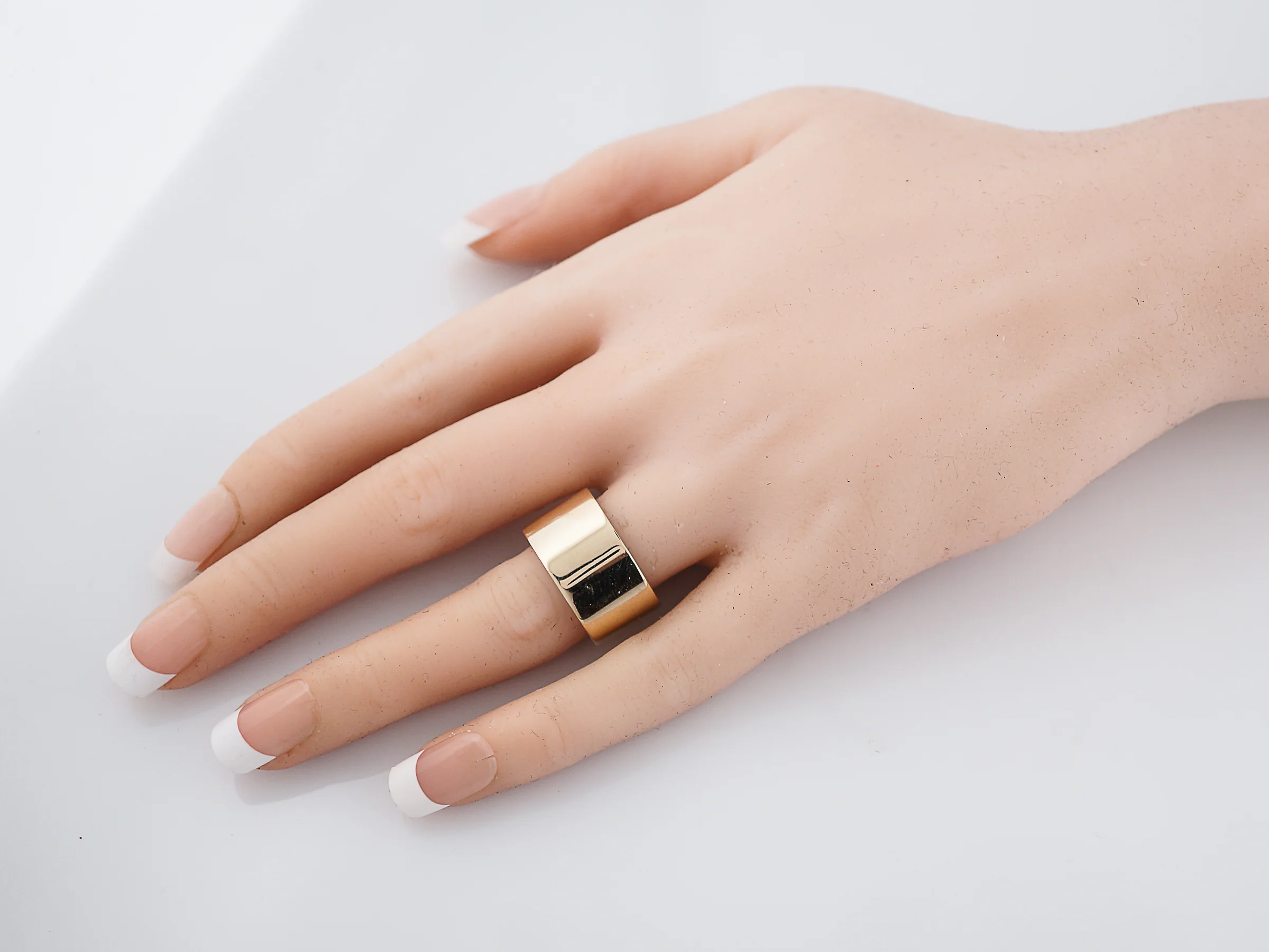Right Hand Ring Modern in 14k Yellow Gold - Image 4