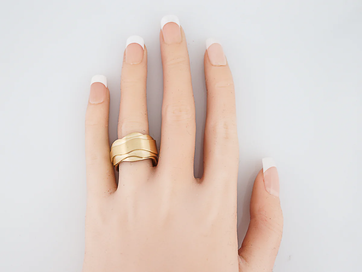 Right Hand Ring Modern in 18k Yellow Gold - Image 7