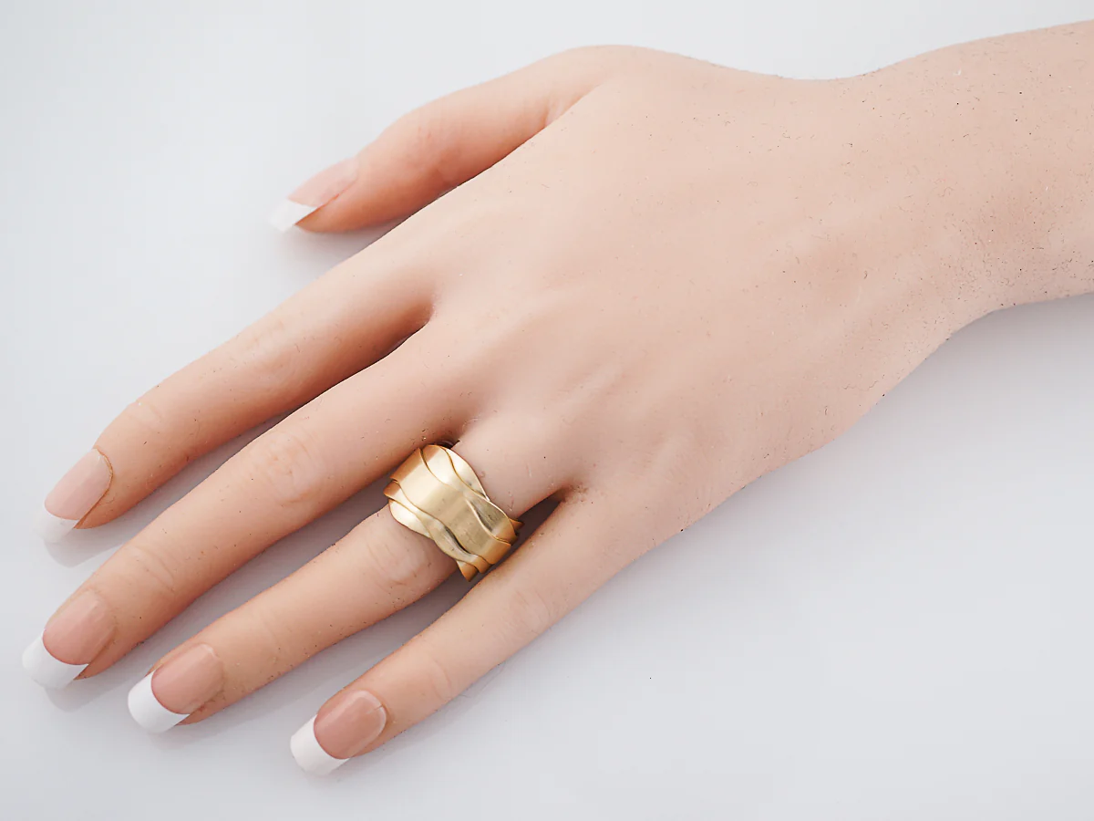 Right Hand Ring Modern in 18k Yellow Gold - Image 8