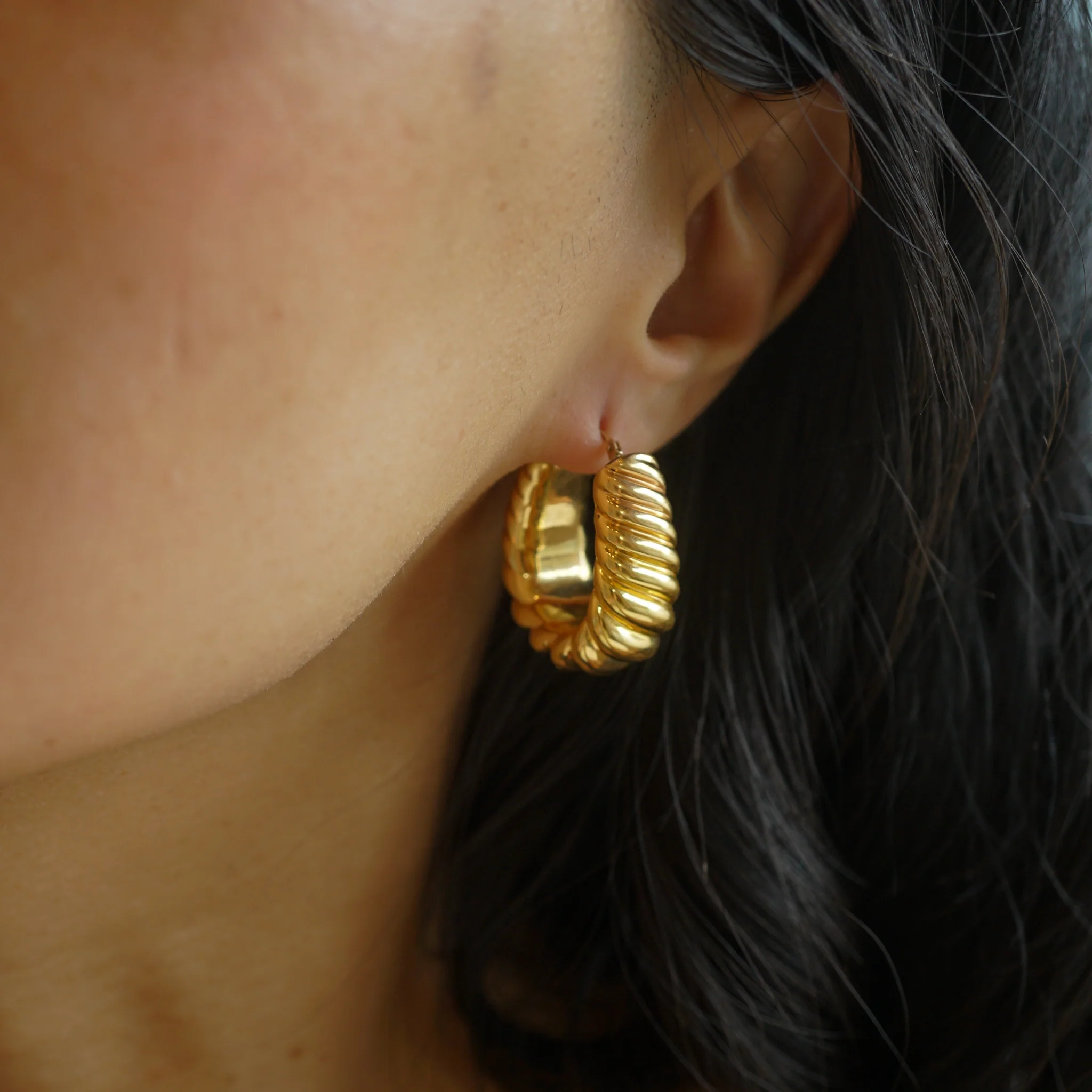 Rope Textured Hoop Earrings in 14k Yellow Gold - Image 4