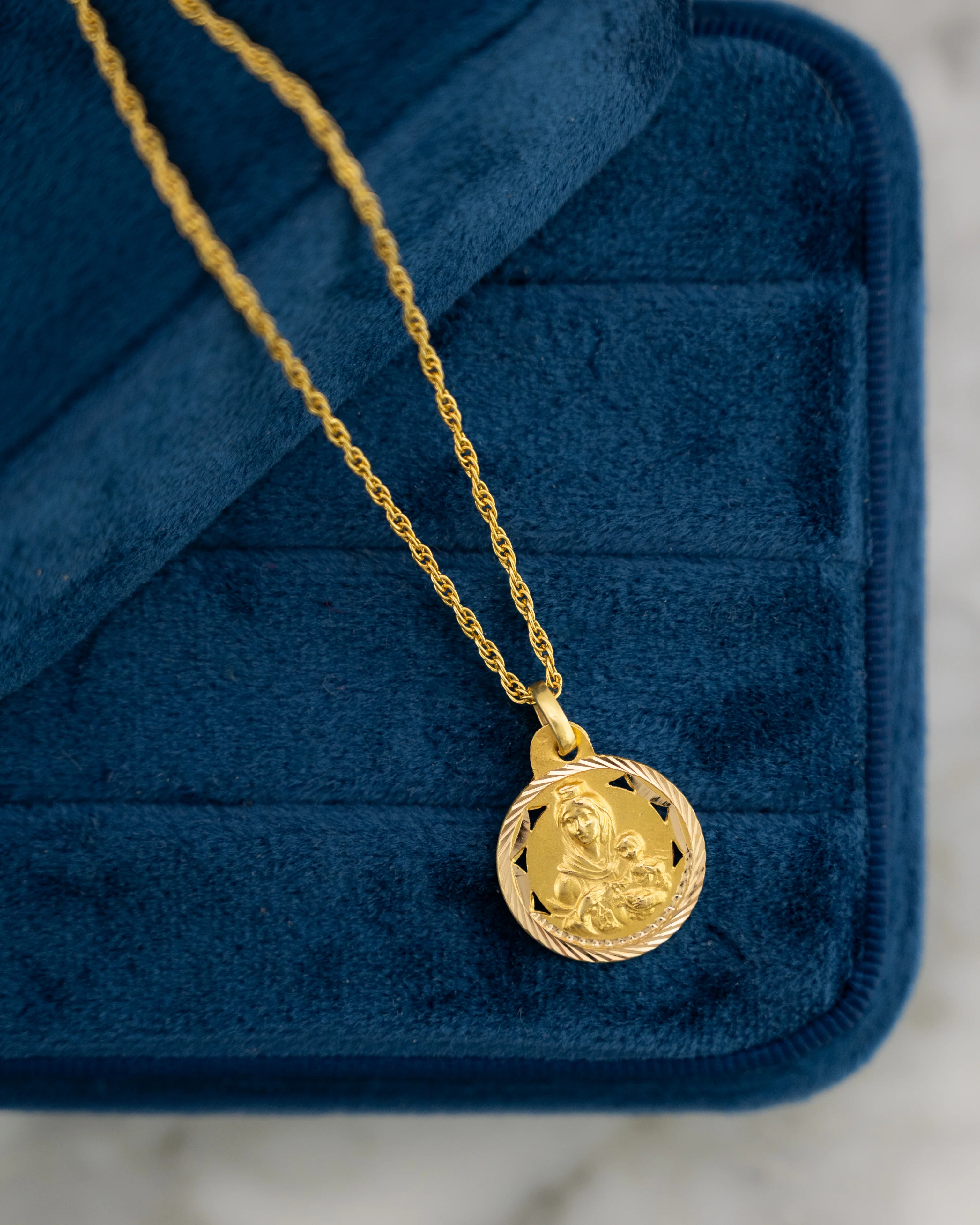 Sacred Family Pendant Necklace in 18k Yellow Gold - Image 5